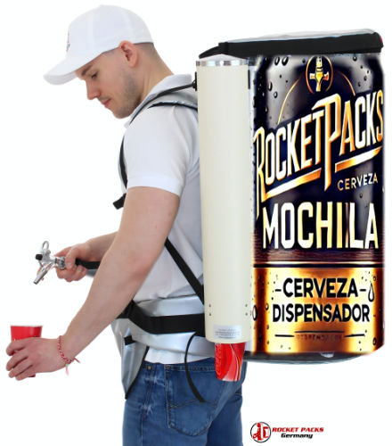 Catering móvil para bebidas Lisboa! El segundo factor importante: la velocidad. La rapidez con la que se dispensa el café es un factor decisivo para el buen funcionamiento de la tienda. Si la cola es demasiado larga, sobre todo en las horas punta, tan importantes para el negocio de la cerveza, el comprador cambiará de opinión y posiblemente comprará su cerveza a un competidor. El tercer factor importante es la facilidad de uso. La mochila debe ser lo más fácil y rápida de usar posible. Esto se aplica no sólo al suministro de la cerveza, sino también a la limpieza. En el suministro sobre la marcha, suele haber cambios de empleados, por lo que es importante que el Rocketpacks guíe al usuario a través del programa de limpieza. Una pintoresca escena en la pista de esquí de Garmisch, rodeada de montañas nevadas y un cielo azul brillante. En primer plano, una mochila con una taza humeante de deliciosa bebida caliente, como chocolate o vino caliente, sobresaliendo de ella. Esquiadores y snowboarders disfrutan del descenso en segundo plano, mientras unos cerveza amigos se reúnen alrededor de la mochila para tomarse un descanso y admirar el paisaje invernal. Hashtags: #Garmisch #pista de esquí #bebidascalientes #mochila #aventura invernal #MochilaZerveza